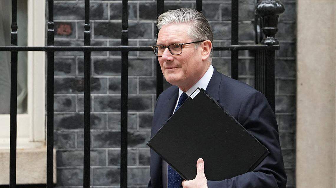 El primer ministro británico, Keir Starmer, sale de la residencia oficial número 10 de Downing Street, en el centro de Londres, el lunes, 20 de abril de 2026. Starmer si disculpó por haber nombrado un embajador del Reino Unido a EEUU que tenía vínculos con el delincuente sexual Jeffrey Epstein.