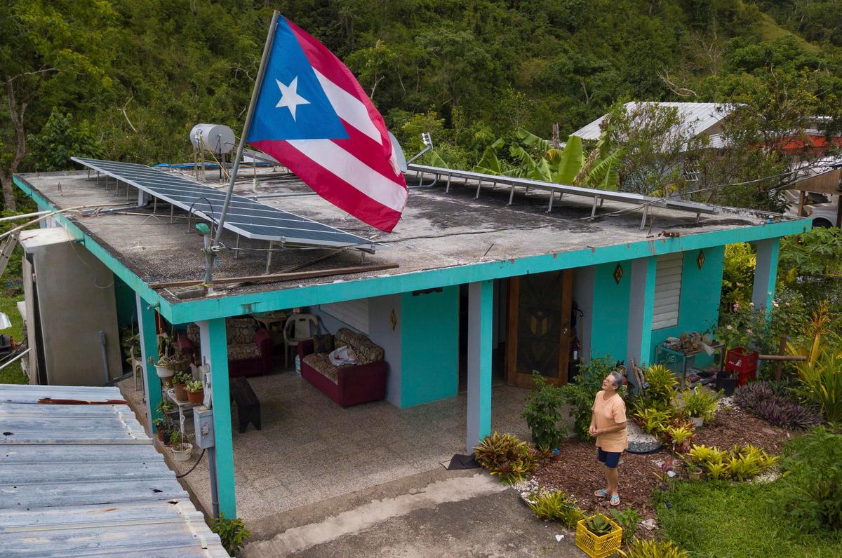 Paneles solares en la casa de Leandra Rivera, de 77 años, una de 28 familias que participan en un proyecto de energía solar en la comunidad de Toro Negro, en las montañas de Ciales, Puerto Rico.