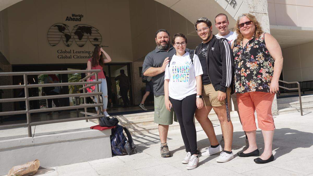Los padres Alex y Darma Rodríguez flanquean a sus hijos Sonia, Xander y Sergio (de izq. a der.) en la entrada del Graham Center en FIU.