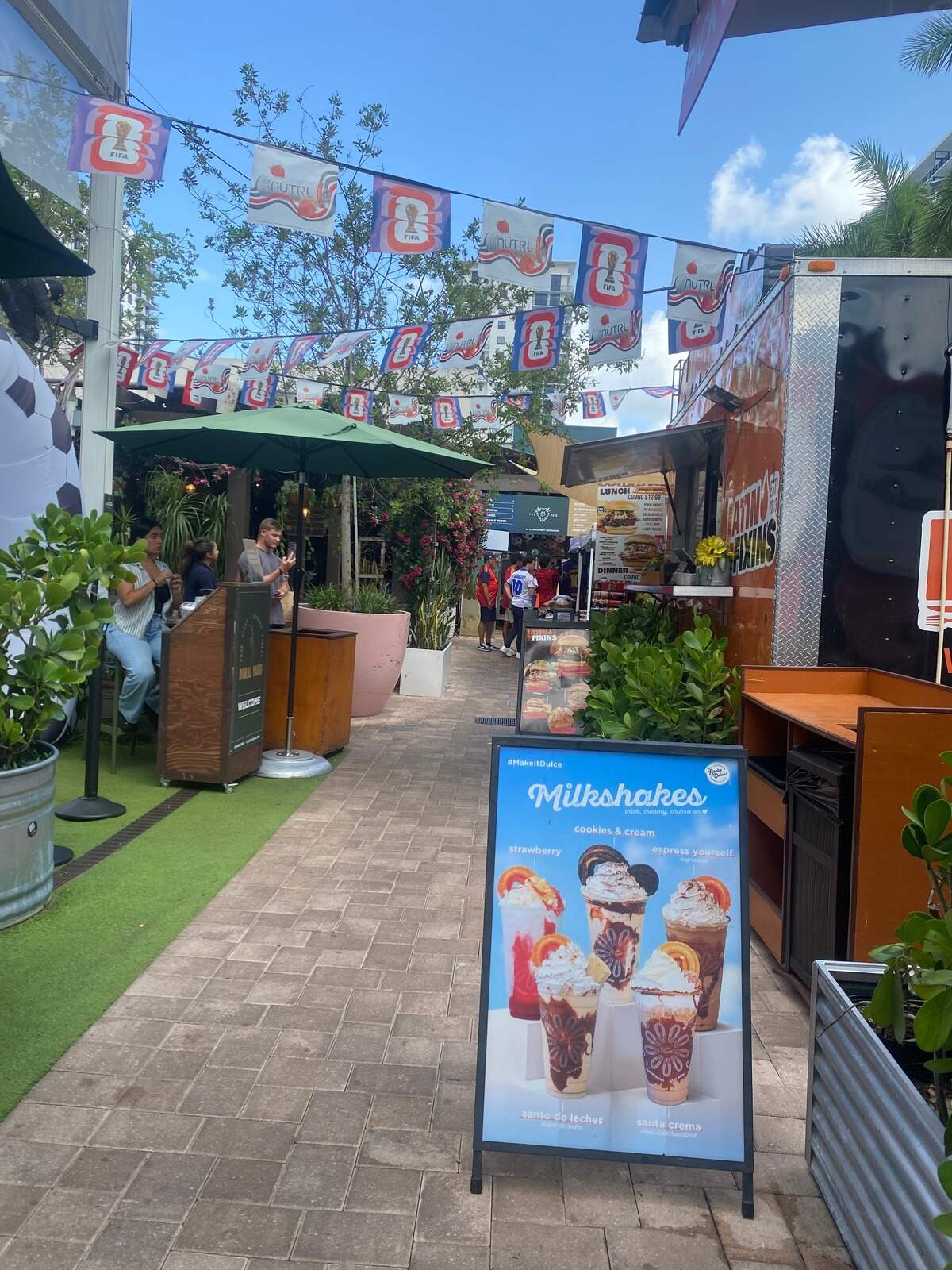 El espíritu mundialista está en The Doral Yard, donde se encuentra Santo Dulce!, que tiene una selección de churros inspirada en los sabores de varios países que participan en el Mundial de Fútbol 2026.