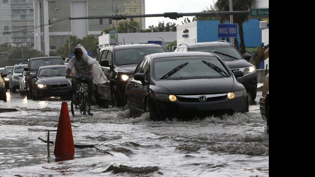  En Miami Beach, los habitantes se han acostumbrado a ver calles inundadas de agua salada, inclusive en días soleados y de buen clima.