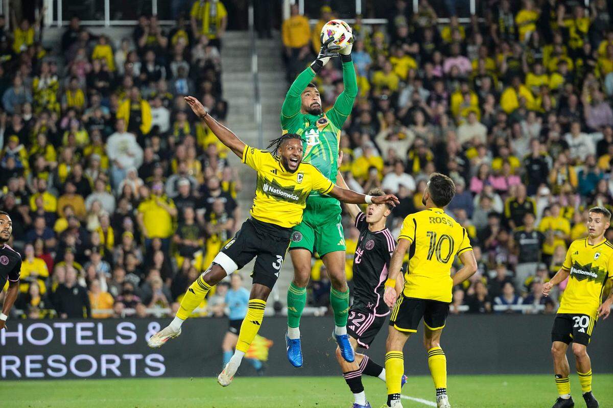 El portero del Inter Miami Drake Callender toma una pelota ante el defensa Steven Moreira, de Columbus Crew, en el partido de la MLS celebrado el 2 de octubre de 2024 en el Lower.com Field en Columbus, Ohio.