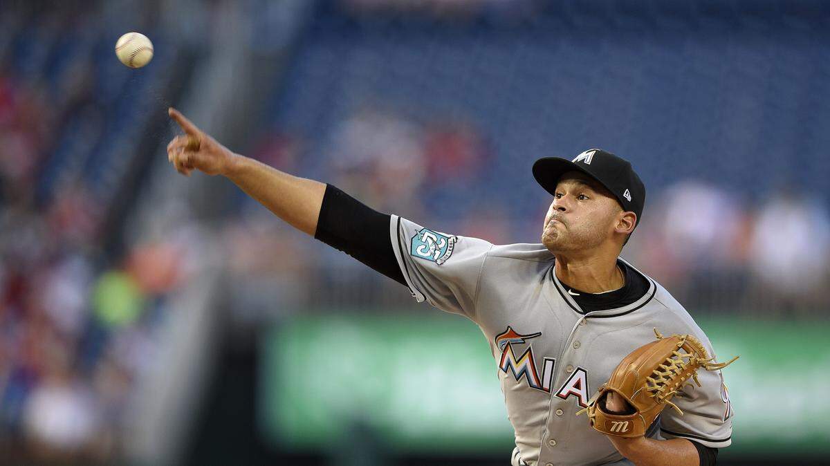 El abridor de los Marlins Pablo López lanza en el primer inning del partido ante los Nacionales, el 5 de julio de 2018 en Washington.