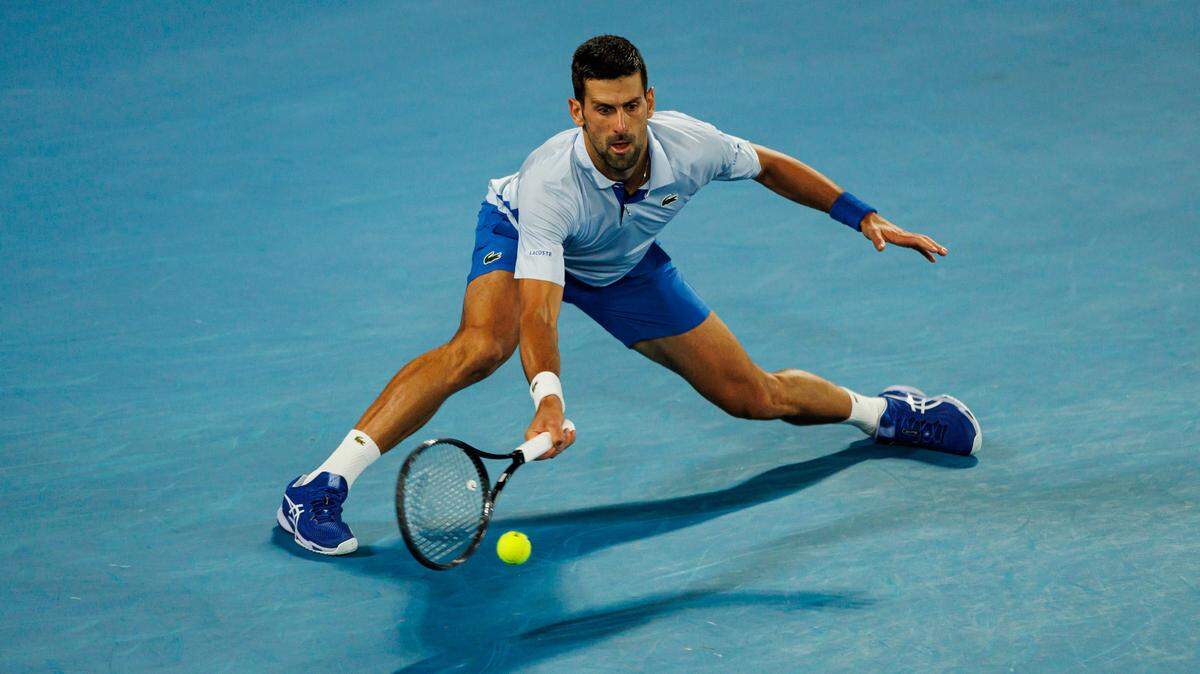 Novak Djokovic derrotó a Taylor Fritz 7-6 (3), 4-6, 6-2, 6-3 en 3 horas y 45 minutos y avanzó el martes a la semifinal en el Abierto de Australia.