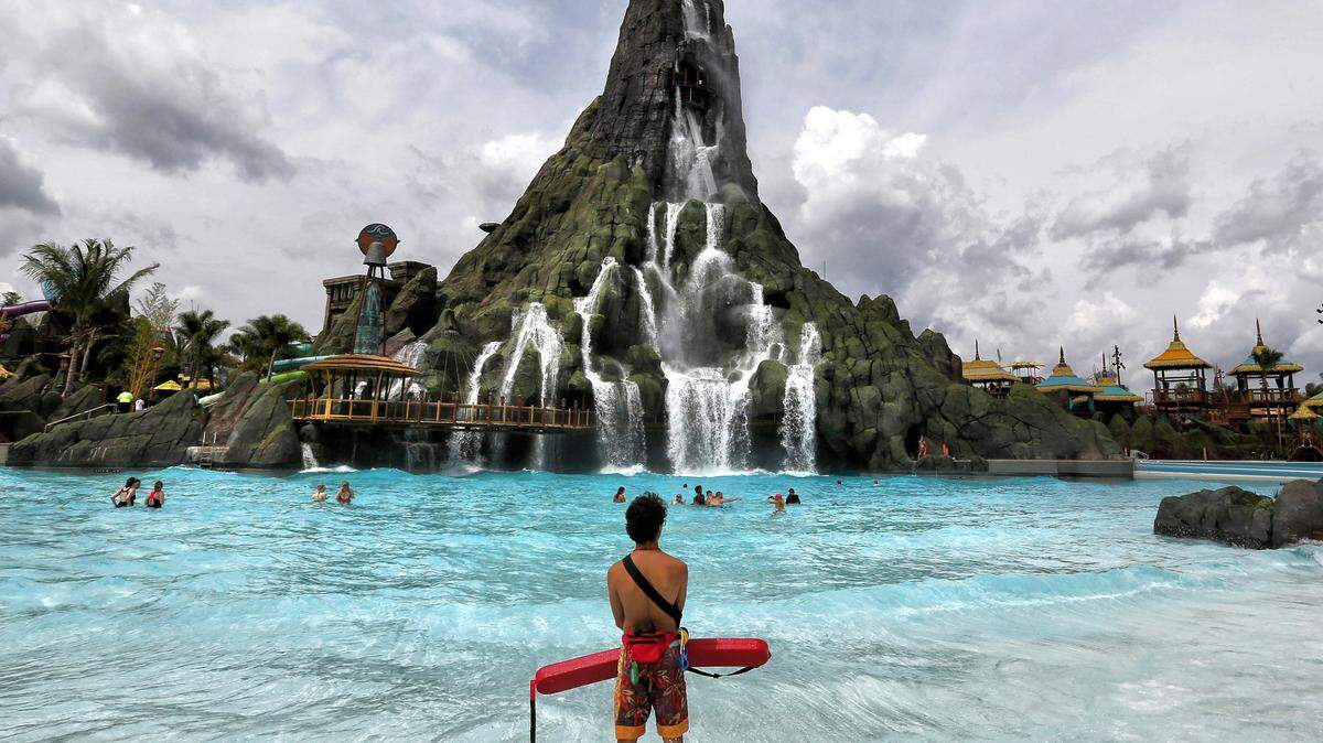 Una vista del volcán Krakatau, la atracción acuática central de Volcano Bay en Universal Orlando.