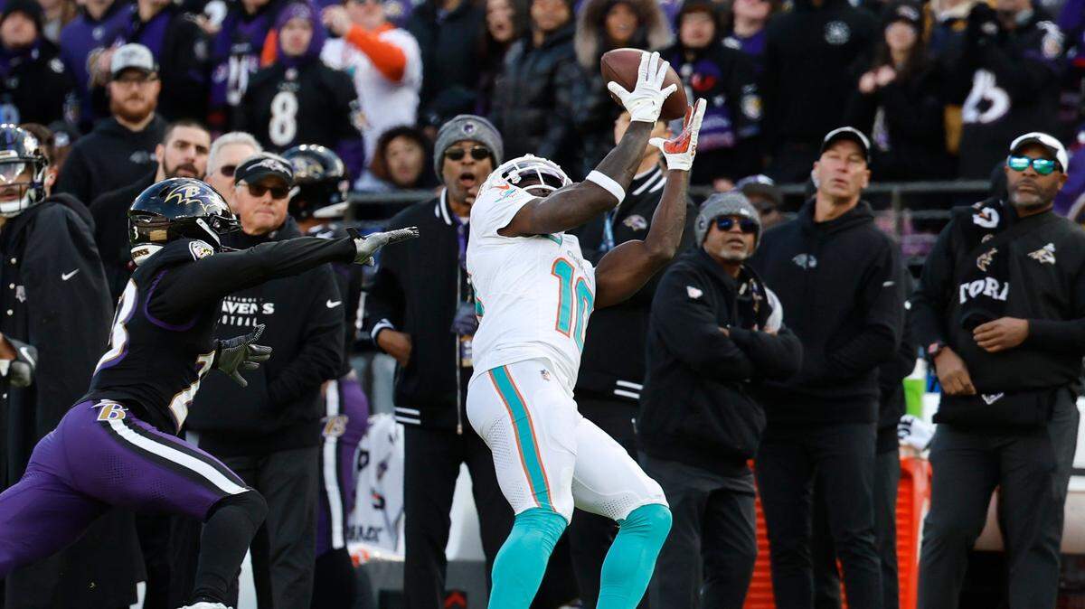 El wide receiver de los Dolphins Tyreek Hill atrapa un pase ante la marca del cornerback Rock Ya-Sin, de los Ravens, en el partido celebrado el 31 de diciembre de 2023 en Baltimore.
