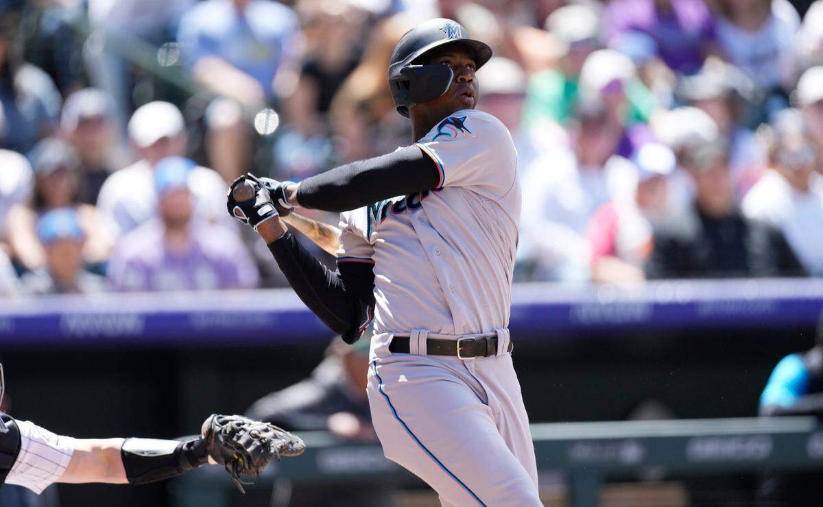 El jardinero de los Marlins Jesús Sánchez batea un jonrón en el segundo inning del partido ante los Rockies, celebrado el 30 de mayo de 2022 en Denver, Colorado.