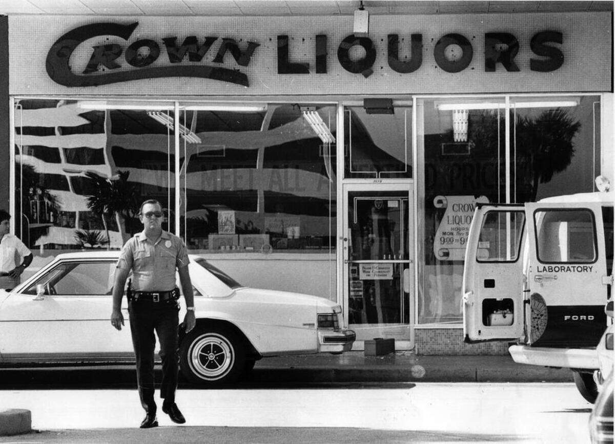 Un policía de Miami-Dade investiga el estacionamiento del Dadeland Mall el 11 de julio de 1979. La licorería Crown fue el escenario de un ataque de los Vaqueros de la Cocaína. Un narcotraficante colombiano y su guardaespaldas fueron baleados por dos hombres que acribillaron la tienda y dispararon hacia el estacionamiento una soleada tarde en Kendall.