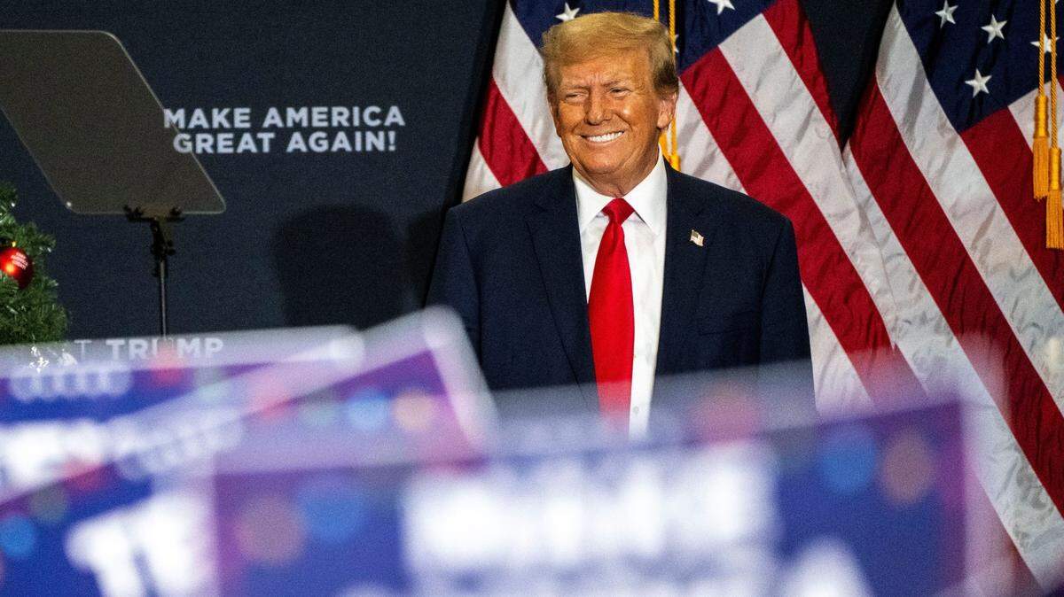 El expresidente Donald Trump participa en un acto político en Waterloo, Iowa, el martes 19 de diciembre de 2023. 