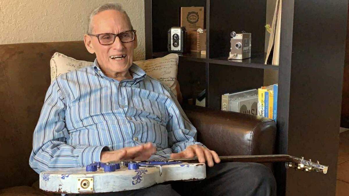 El guitarrista, compositor y arreglista cubano Juanito Márquez falleció en Miami a los 95 años, el 21 de junio. “Tiene esa sonrisa dulce, juguetona y limpia que lo caracterizaba… un alma feliz que siempre fue”, dijo Viviáam María, que escribe una biografía de Márquez, que aparece en la foto tocando la “percusión” de su ritmo Pa-Cá.