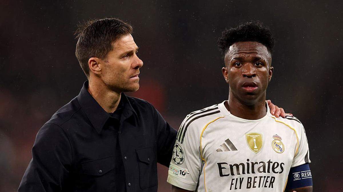 El entrenador del Real Madrid Xabi Alonso le da instrucciones al delantero brasileño  Vinícius Jr. en el partido de la Liga de Campeones ante Liverpool, celebrado el 4 de noviembre de 2025 en Liverpool.