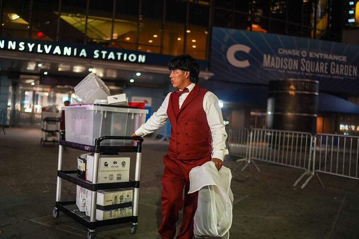 Se ve a un trabajador saliendo del Madison Square Garden después de una cena de ensayo antes de la boda de la cantante Taylor Swift con el jugador de los Kansas City Chiefs Travis Kelce en Manhattan, Nueva York, el 3 de julio de 2026.