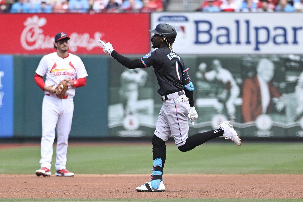 El jardinero de los Marlins de Miami Nick Gordon corre las bases tras batear un jonrón de tres carreras en el primer inning del partido ante los Cardenales, celebrado el 7 de abril de 2024 en San Luis.
