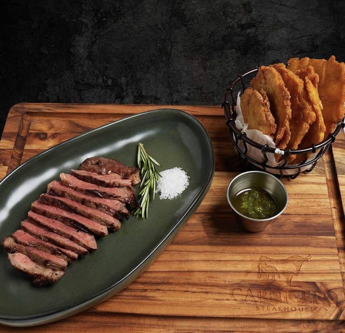 Carne con tostones.