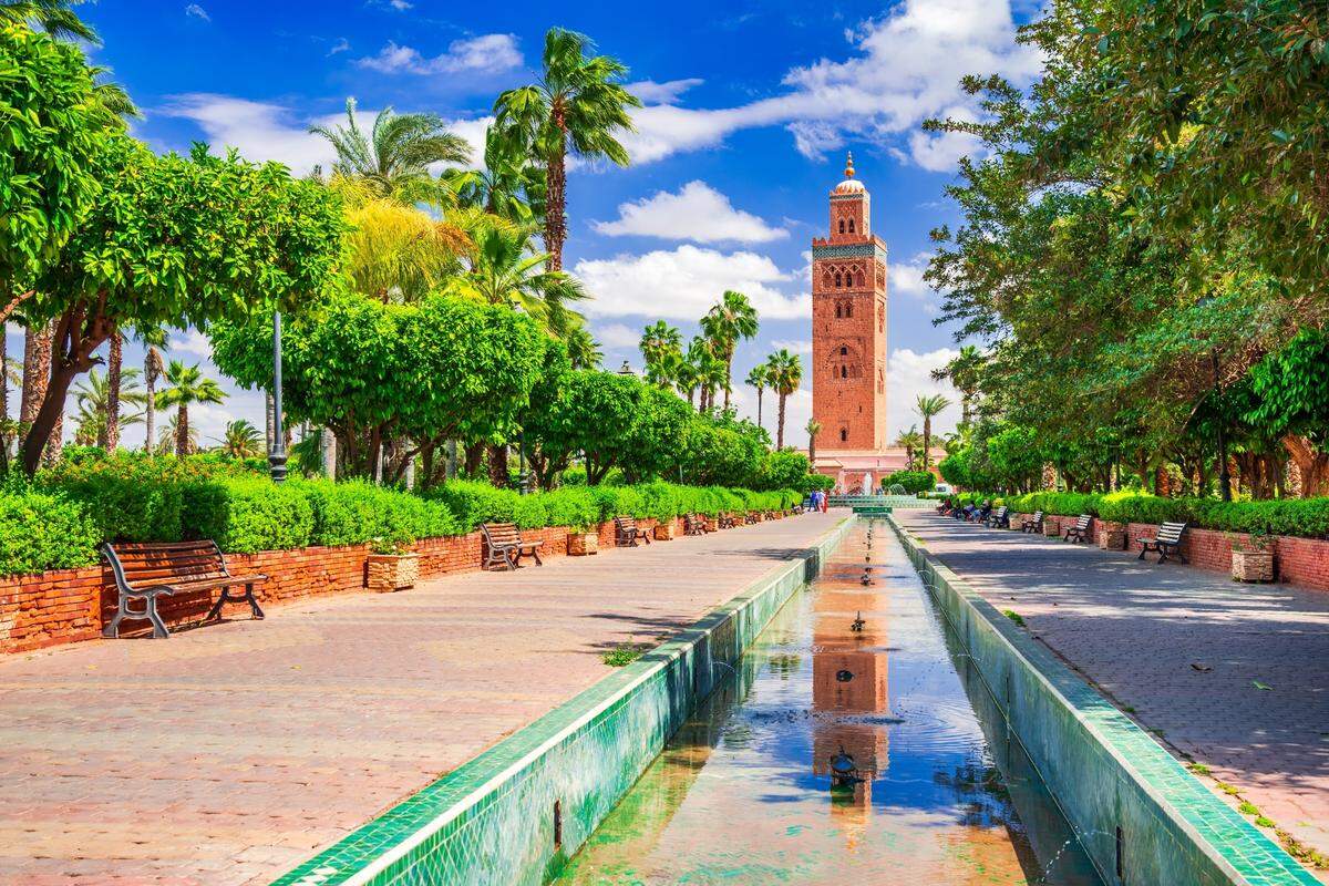 Minarete de mezquita Koutoubia en el barrio de Medina, en Marrakech, Marruecos.