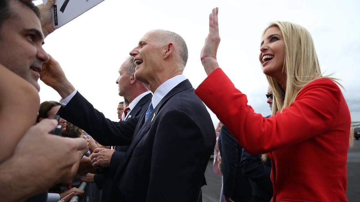 Rick Scott e Ivanka Trump saludan a sus seguidores durante una visita a Tampa. A pesar de que lo apoyó en el 2016, ahora Scott ha ganado más popularidad alejándose de las posiciones del presidente Trump.