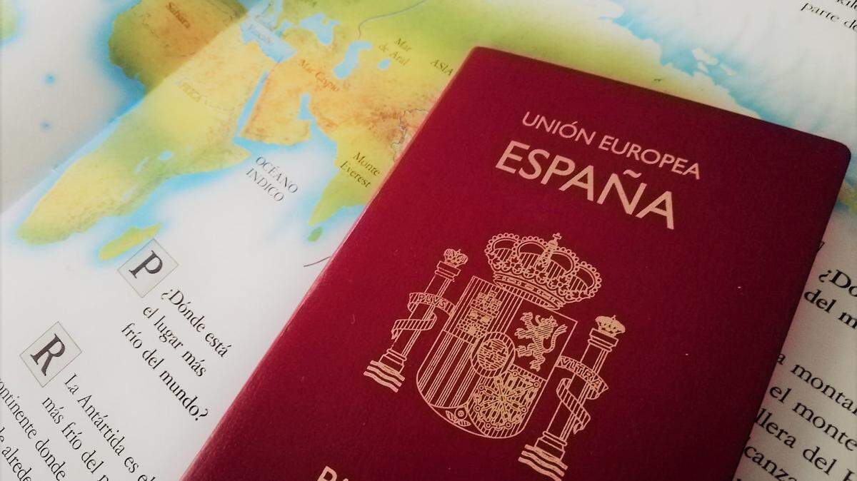 (Foto de ARCHIVO) Pasaporte español sobre un mapa.