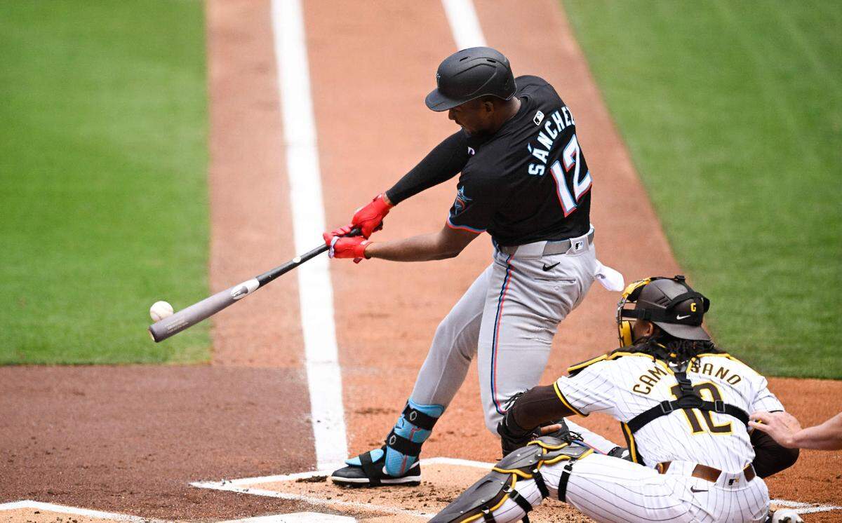 El jardinero de los Marlins de Miami Jesús Sánchez batea un hit en el partido ante los Padres, celebrado el 29 de mayo de 2024 en San Diego.