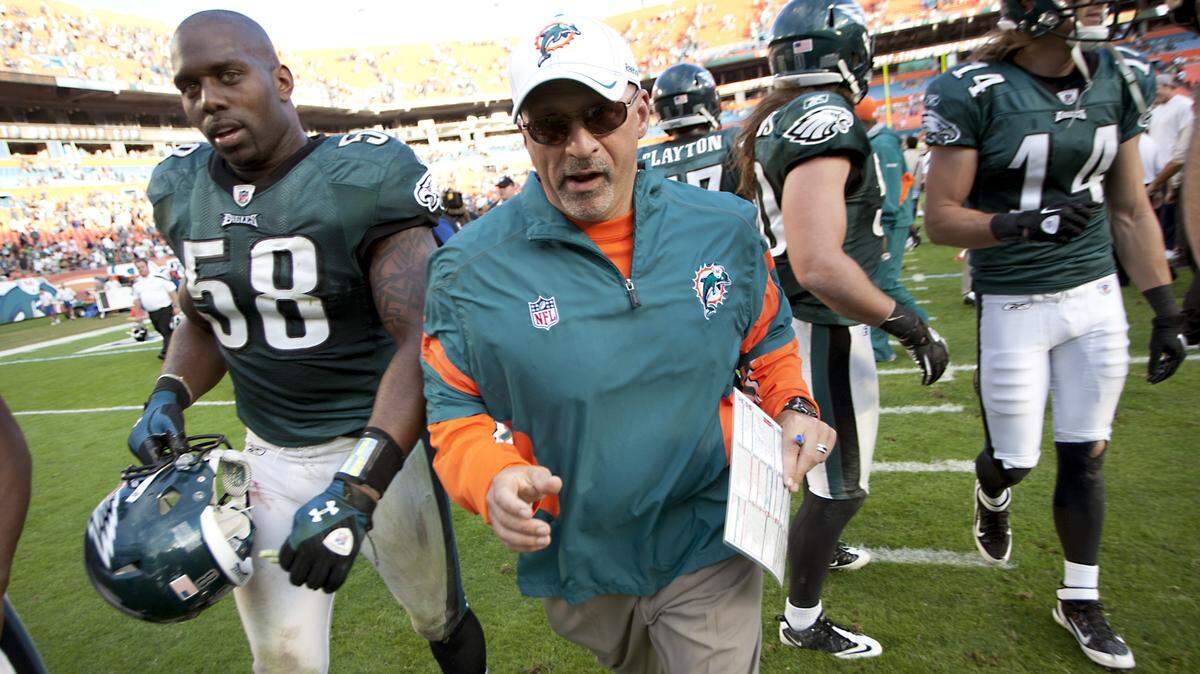 Tony Sparano deja el campo en un partido entre los Dolphins y los Eagles, el 11 de diciembre de 2011 en Miami.