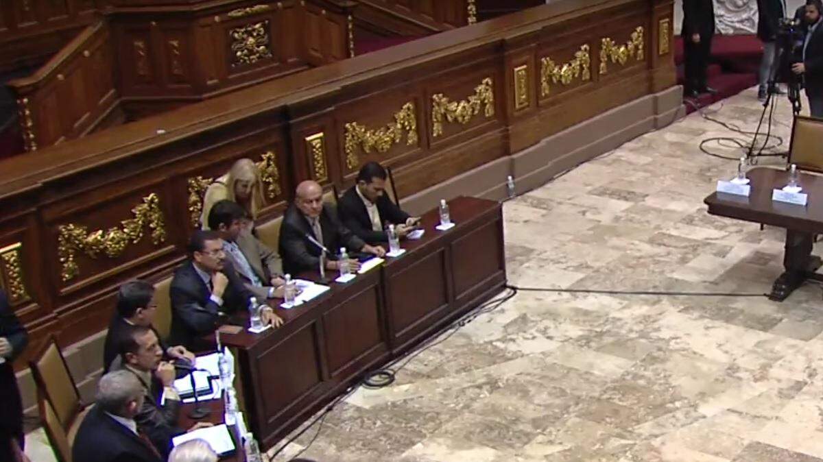 Foto captura de la sesión de la Asamblea Nacional el jueves 21 de enero de 2015, en el que se nota la ausencia de los puestos que debieron ocupar los ministros del área económica. 