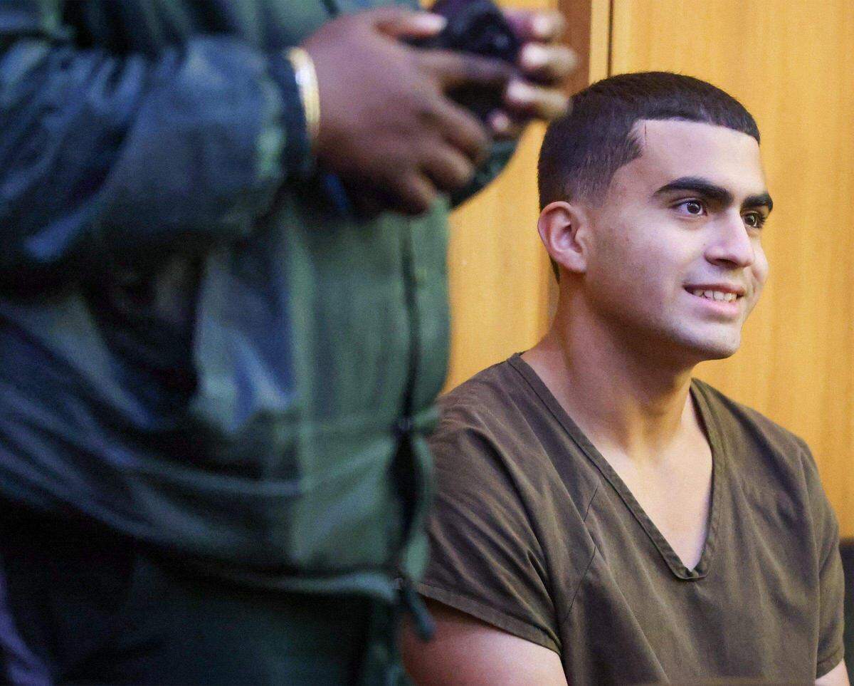 El adolescente de 15 años, Derek Rosa, acusado de matar a su madre Irina García en Hialeah en 2023, comparece ante el tribunal para su audiencia. Derek tenía 13 años en el momento del asesinato.