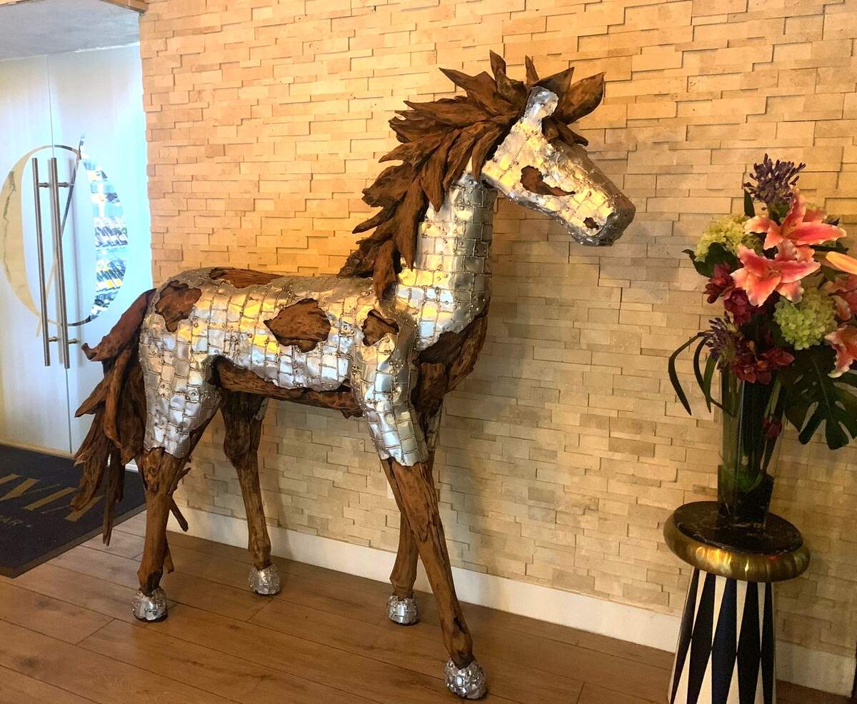 La figura del caballo, llegada allí como un regalo a su dueño, se halla a la derecha de la puerta de ingreso a Olivia.