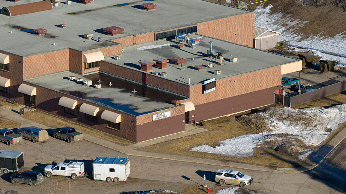 Vista aérea del edificio de la escuela secundaria y preparatoria donde ocurrió un tiroteo que dejó al menos nueve personas muertas en la pequeña ciudad de Tumbler Ridge, Columbia Británica, Canadá, el miércoles 11 de febrero de 2026.