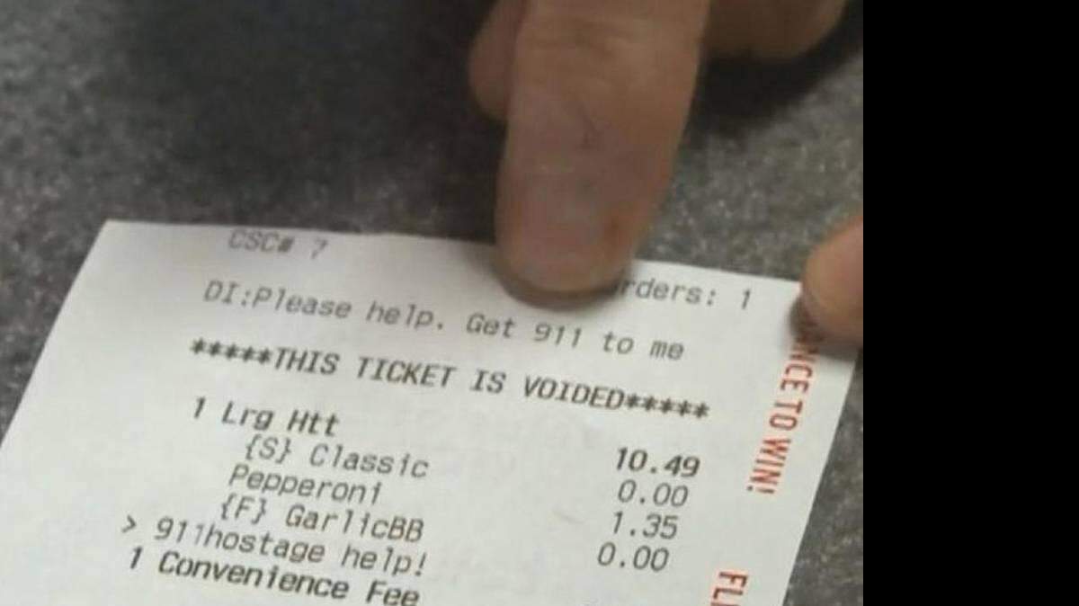 El recibo de la orden de pizza en donde se ve, en la parte superior, el mensaje de ayuda: "Please help. Get 911 to me" (Por favor, ayuda. Llamen al 911 (teléfono de emergencias) por mí). 