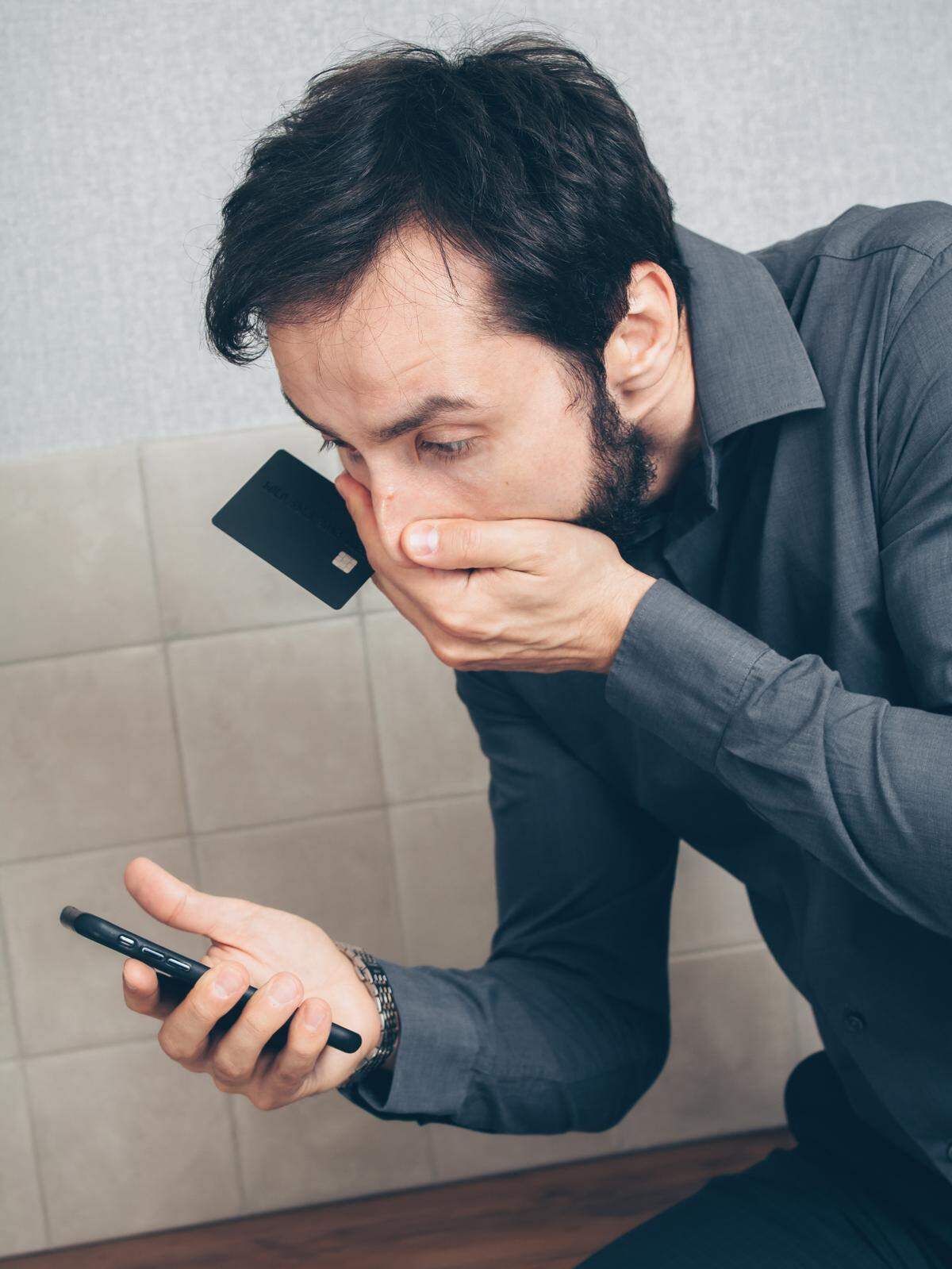 Los consumidores se sienten más vulnerables a ser estafados a través de SMS fraudulentos, compras online, falsas llamadas telefónicas y, en menor medida, a través de ‘apps’ y webs de citas.