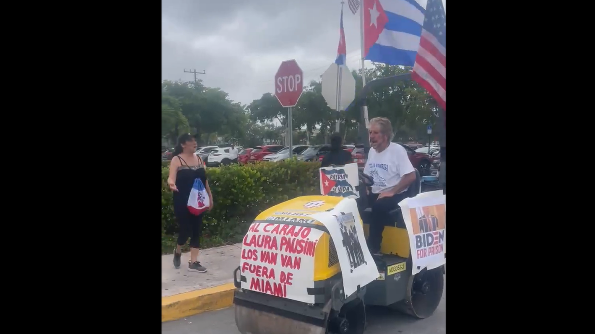 La protesta estuvo motivada por una foto en la que la popular cantante aparece “muy contenta”, como dijo Miguel Saavedra, director del grupo, junto a miembros de Seguridad del Estado, los órganos de inteligencia y contrainteligencia del Gobierno cubano y “la misma que da golpes a la población”, agregó el activista.