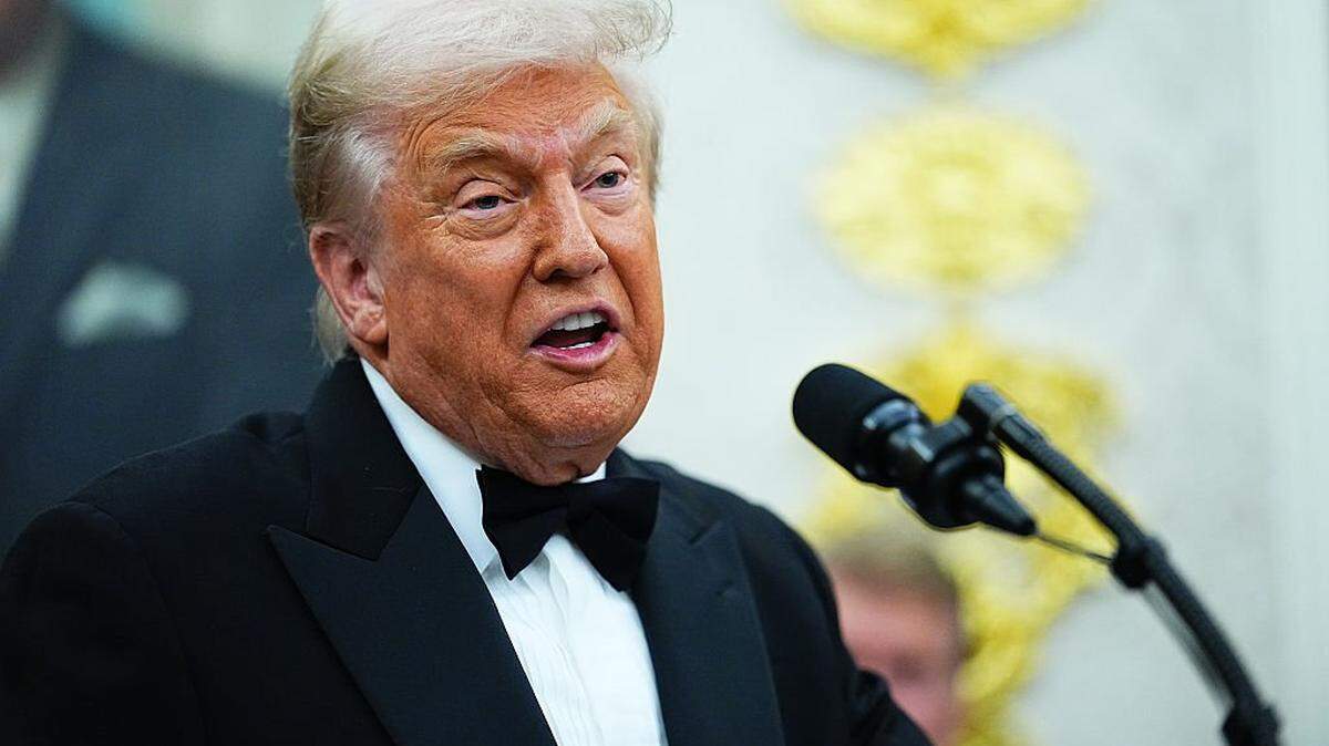WASHINGTON, DC - DECEMBER 06: U.S. President Donald Trump delivers remarks during the medal presentation ceremony for the 2025 Kennedy Center Honorees in the Oval Office of the White House on December 06, 2025 in Washington, DC. The 2025 Kennedy Center honorees are Sylvester Stallone, George Strait, the rock band KISS, Gloria Gaynor, and Michael Crawford. (Photo by Aaron Schwartz/Getty Images)