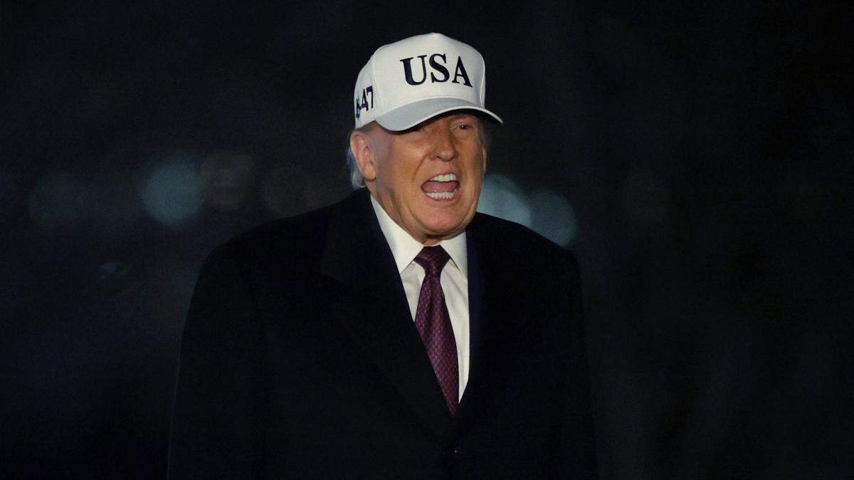El presidente de Estados Unidos, Donald Trump, camina por el Jardín Sur tras aterrizar en la Casa Blanca el 11 de enero de 2026 en Washington, DC.