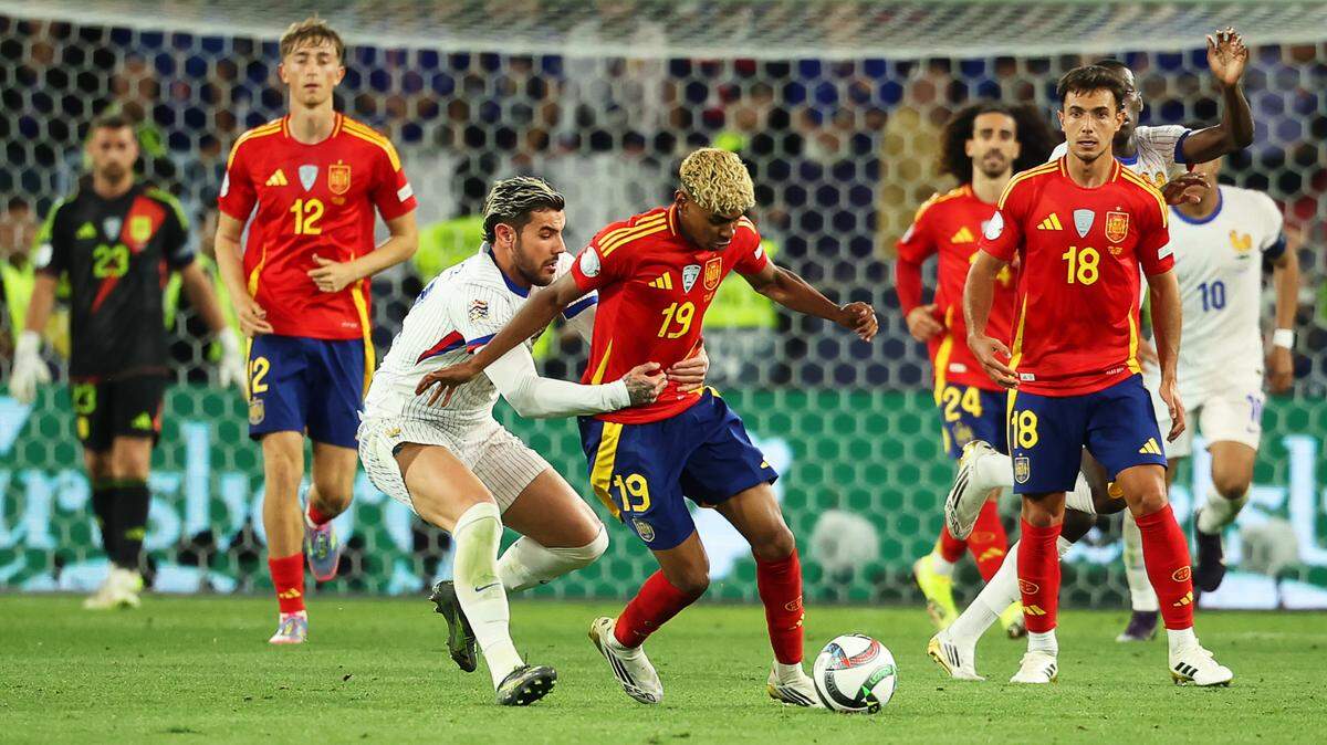El delantero de España Lamine Yamal conduce la pelota ante la marca de Theo Hernández, de Francia, en el partido de la semifinal de la Liga de Naciones de Europa, celebrado el 5 de junio de 2025 en Stuttgart, Alemania.