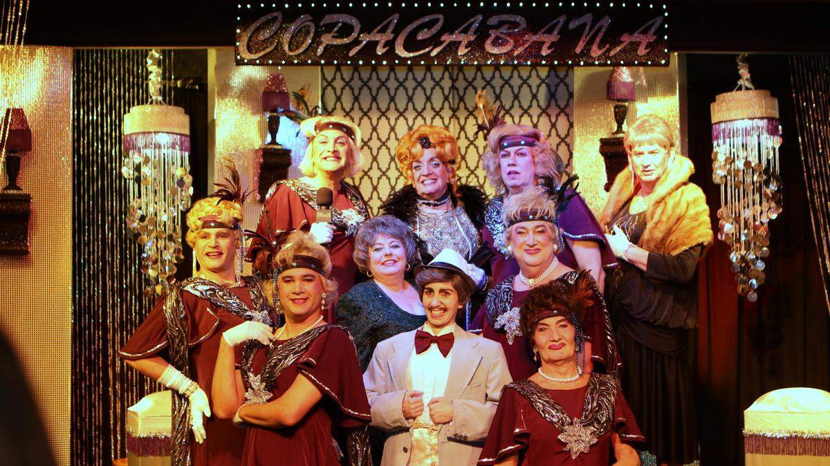 Elenco de “Las chicas de Copacabana”. Delante: (desde la Izq.) Carlos Bueno, Cindy Pérez Solla y Paut William. Medio: Marcial Reyes, Alicita Lora y Jorge Carrigan. Al fondo: J.J. París, Alejandro Galindo, Reinaldo González y Valentín Álvarez Campos.