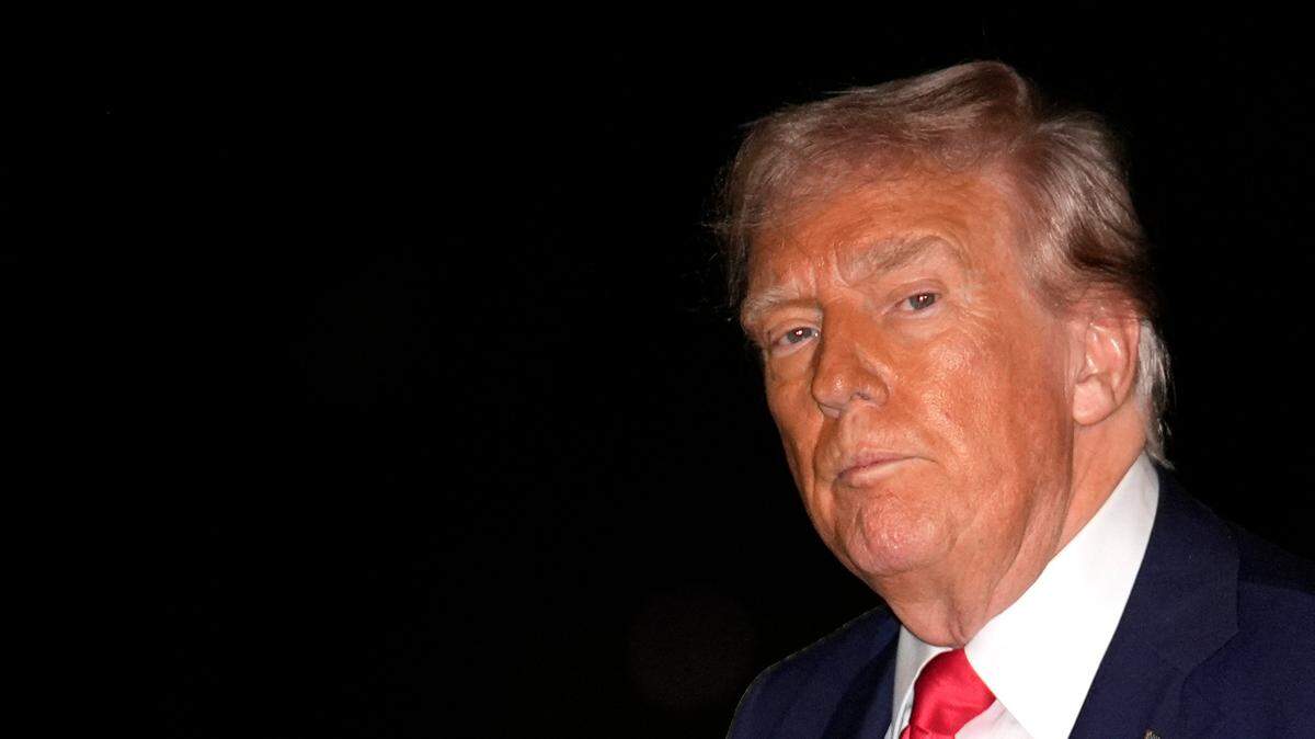 El presidente de EEUU, Donald Trump, camina por el jardín sur de la Casa Blanca en Washington a su regreso de Florida el 30 de marzo de 2025. 