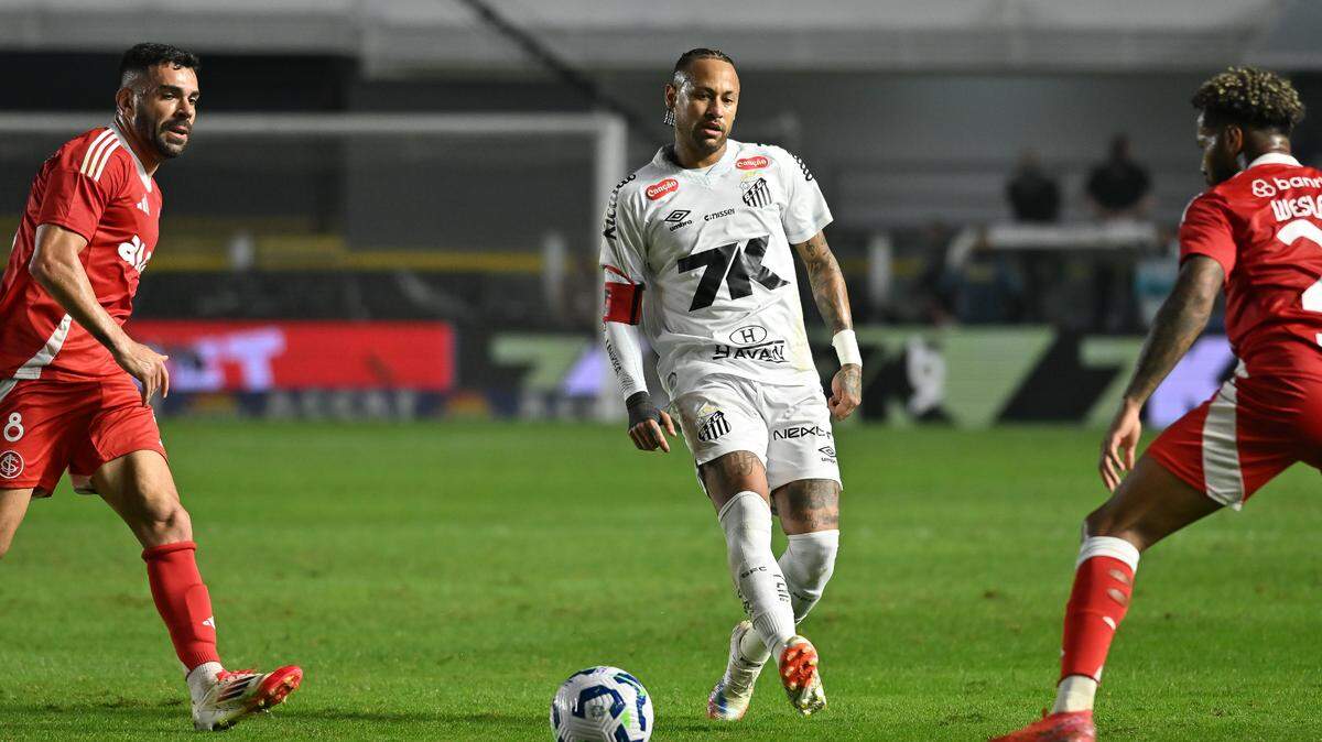 El calvario de Neymar en el Santos continúa. Después de encadenar diversas lesiones, el 10 se ha mostrado contrariado con la afición, mientras ve cómo su equipo encalla en la zona de descenso del campeonato brasileño.