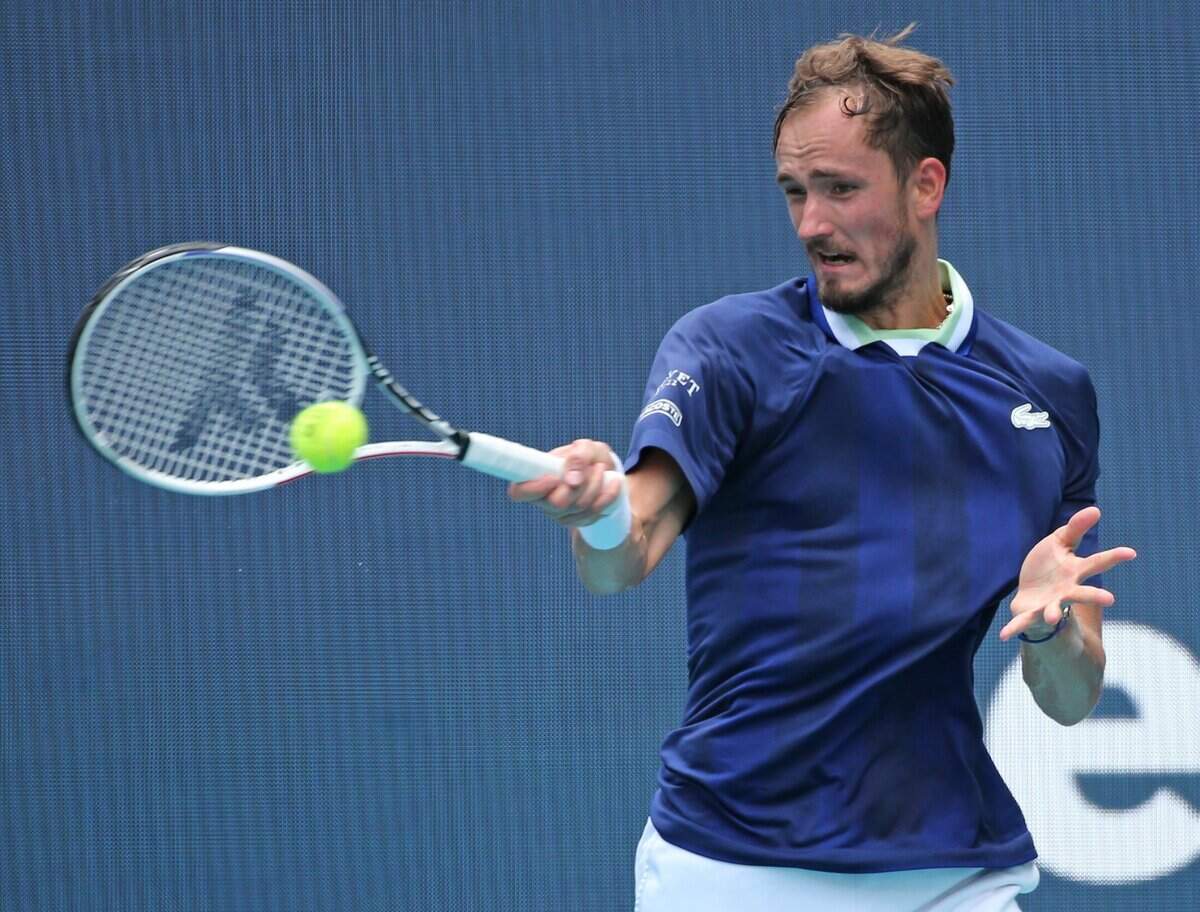 Daniil Medvedev devuelve una pelota en el partido ante Hubert Hurkacz, el jueves 31 de marzo de 2022 en el Hard Rock Stadium en Miami Gardens, Florida.