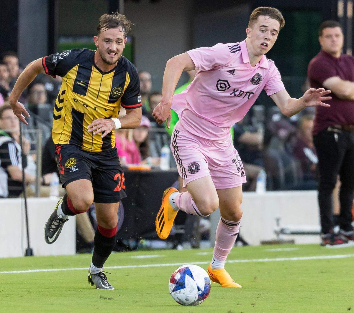Los jugadores del Inter Miami Harvey Neville (der.) y Deklan Wynne, del Battery de Charleston, luchan por la pelota en el partido de dieciseisavos de final de la copa Lamar Hunt, celebrado el 9 de mayo de 2023 en el DRV PNK Stadium de Fort Lauderdale, Florida.