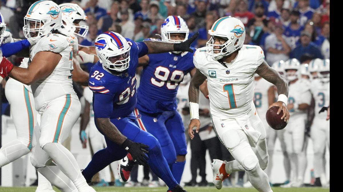El quarterback de los Dolphins de Miami Tua Tagovailoa (1) trata de pasar el ovoide ante la presión del defensive tackle Daquan Jones (92), en el tercer cuarto del partido de la NFL celebrado el 18 de septiembre de 2025 en Orchard Park, Nueva York.