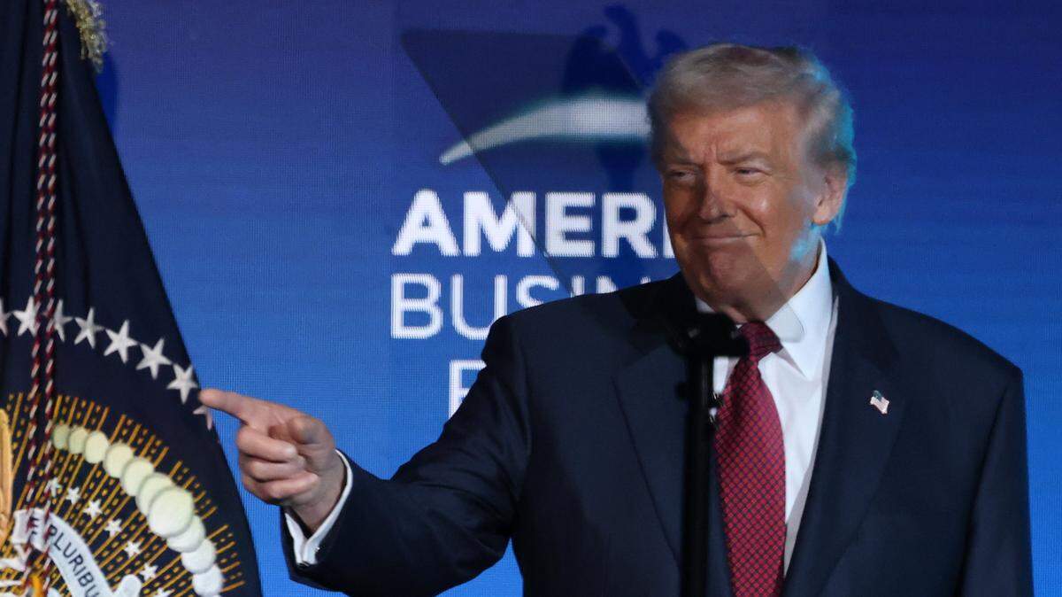 El presidente Donald Trump se prepara para dar un discurso en el America Business Forum en el Centro Kaseya, en Miami, el miércoles 5 de noviembre de 2025.