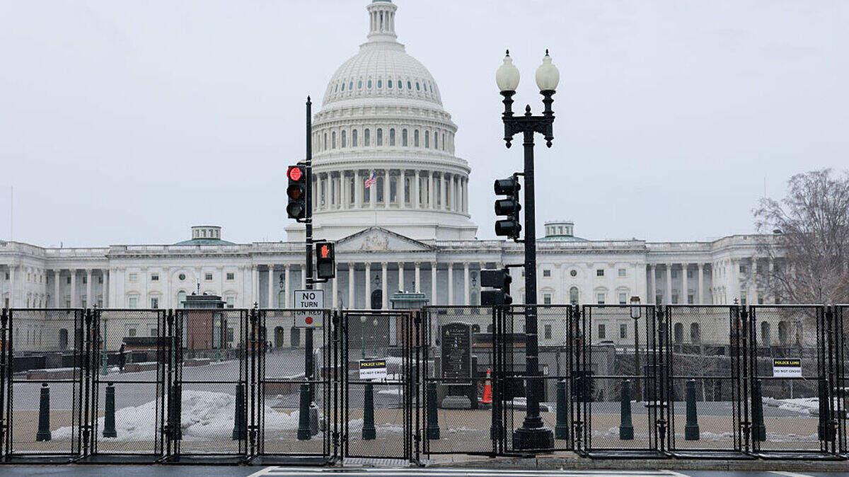 Una valla de seguridad temporal fue instalada alrededor del Capitolio de Estados Unidos, el lunes 23 de febrero de 2026 en Washington, DC. La valla se colocó antes del discurso del Estado de la Unión del presidente Donald Trump.