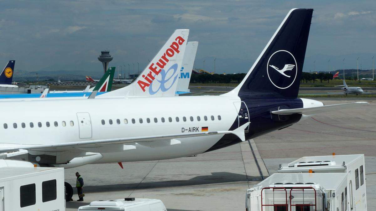 A picture taken on May 2, 2018 shows aicrafts of German airline Lufthansa (R) and Spanish low-cost airline Air Europa parked at a gate at the Brussels South airport in Charleroi in Belgium. (Photo by CHRISTOF STACHE / AFP) (Photo by CHRISTOF STACHE/AFP via Getty Images)