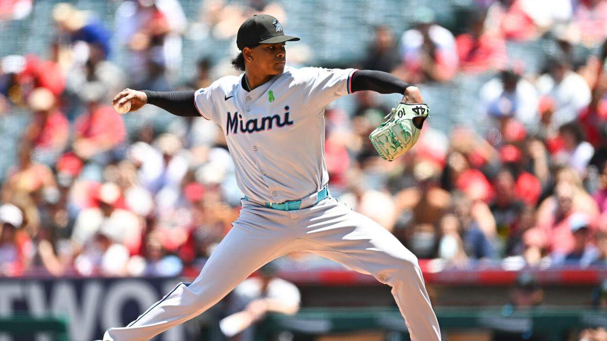 El abridor de los Marlins de Miami Edward Cabrera trabajó cinco entradas y dos tercios y ponchó a 10 bateadores de los Angelinos, en el partido celebrado el 25 de mayo de 2025 en Los Ángeles. 
