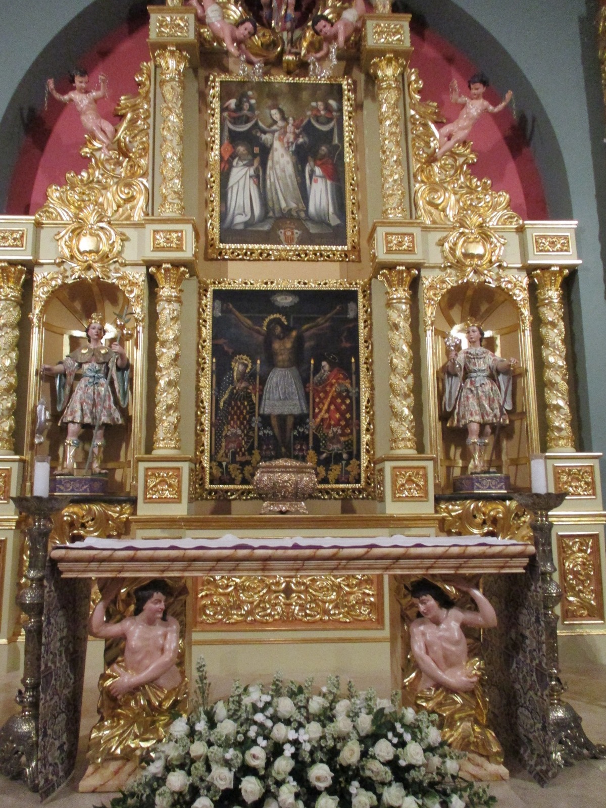 Detalle del altar fabricado por artesanos de Cochambamba.