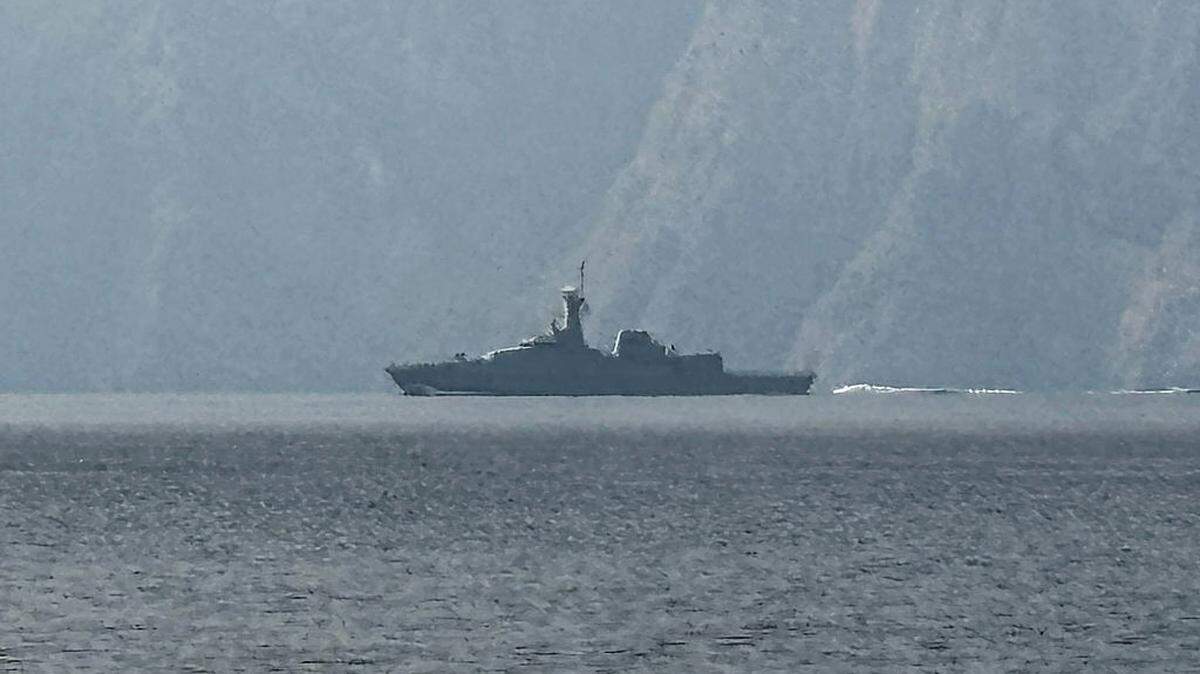 Un buque de la armada es visto navegando en el Estrecho de Ormuz, una vía fluvial vital por donde pasa gran parte del petróleo y el gas del mundo, el domingo 1 de marzo de 2026. Dos barcos fueron atacados en el Estrecho de Ormuz el domingo, dijeron las agencias de seguridad marítima.