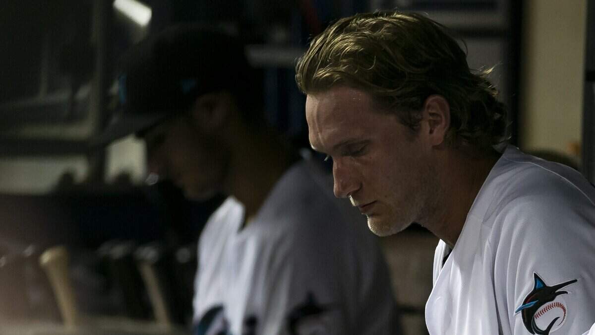 Drew Steckenrider no será operado del codo derecho, pero apenas se tiene idea de cuándo el veloz relevista podrá resumir sus actividades de béisbol.