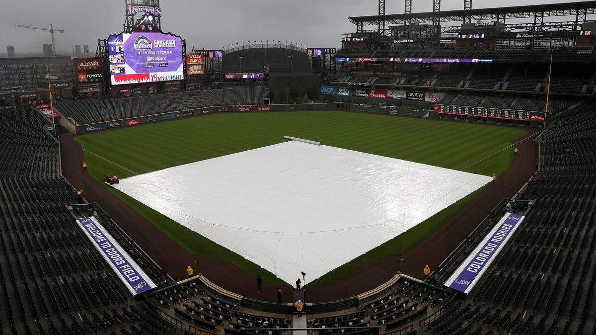 La lluvia que caía la noche del martes en el Coors Field de Colorado obligó a que se pospusiera el partido entre los Marlins y los Rockies y se planea efectuarlo este miércoles como parte de una doble cartelera. El primer juego está programado para las 3:10 p.m.