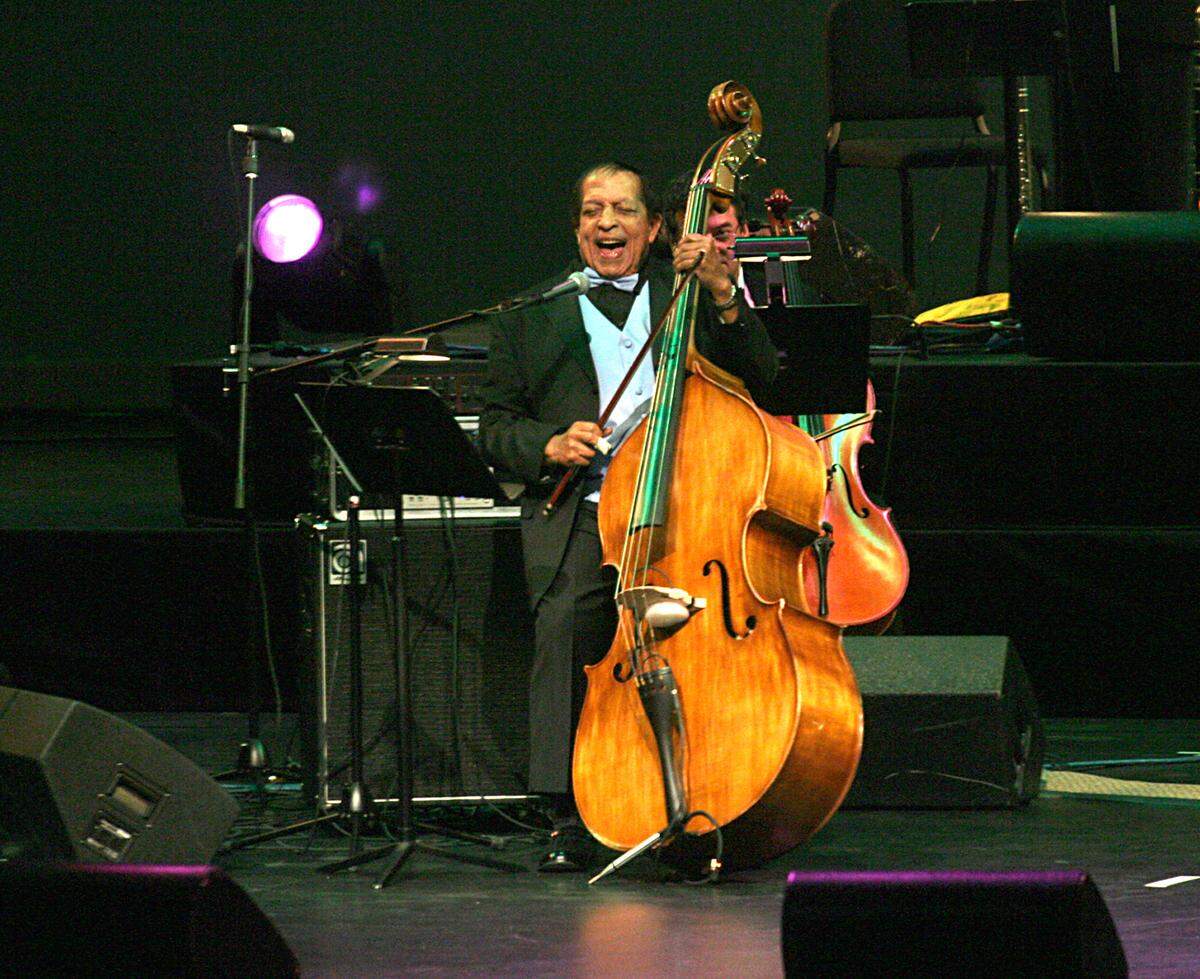 La leyenda de la música cubana Israel López “Cachao” se presentó a los 89 años ante una sala llena durante el concierto en el 2007 “Cachao, 80 años de carrera musical” en celebración de su 80 aniversario de carrera en el Sanford and Dolores Ziff Ballet Opera House, Carnival Center for the Performing Arts.