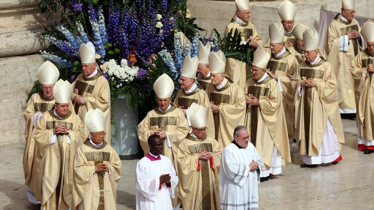 Los cardenales llegan en procesión para la Santa Misa del Domingo de Pascua y la bendición “Urbi et Orbi” en la Plaza de San Pedro en Roma, el domingo 20 de abril de 2025.