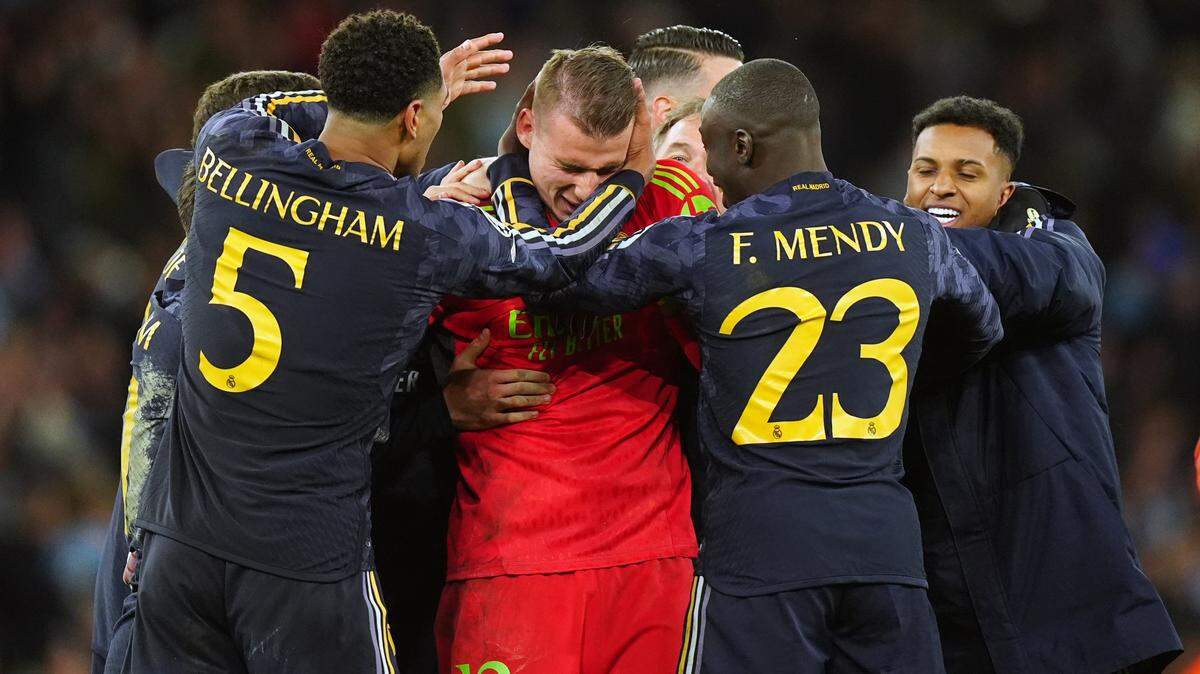 Los jugadores del Real Madrid felicitan a su portero Andriy Lunin, héroe de la victoria en la tanda de penaltis en el partido de vuelta de los cuartos de final de la Liga de Campeones de la UEFA en el Etihad Stadium de Manchester.este 17 de abril de 2024.